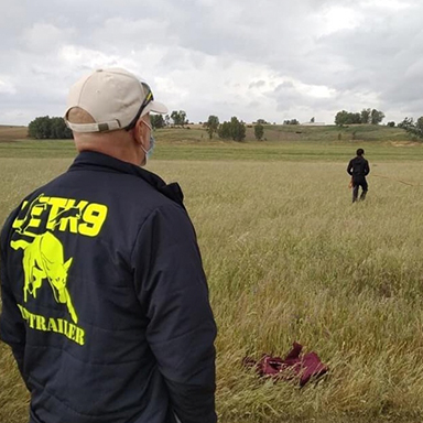 Entrenadores y perro mantrailing